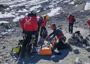 Rescatistas del Estado de México auxilian a alpinista lesionada en el Citlaltépetl