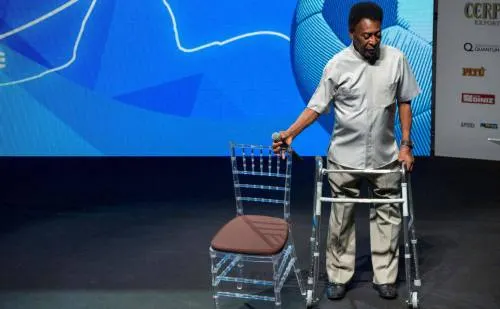 El representante de Pelé niega que el astro haya sido hospitalizado