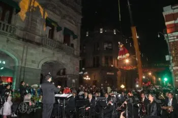 Cientos de personas disfrutaron el performance “¡Ay, Llorona!” en el zócalo de la ciudad de Puebla