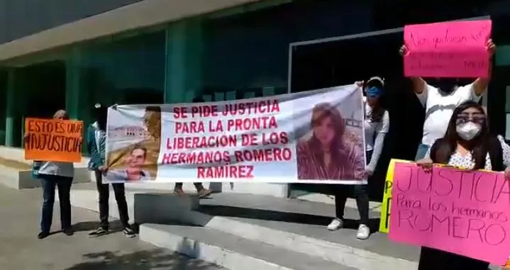 Familiares exigen liberación de hermanos detenidos por comprar un celular involucrado en homicidio