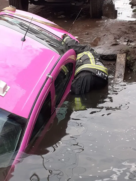 Socavón se “traga” taxi con todo y conductor en la CDMX