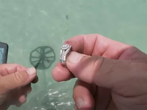 Con detector de metales encontró anillo de diamantes de 200 mil pesos