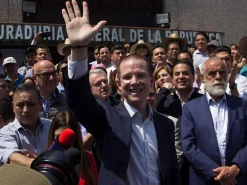 PGR invita a Anaya a declarar; el candidato se opone