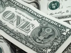 Dólar baja en 19.90 pesos en el AICM