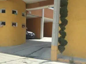 Balconean a patrulla municipal estacionada en motel