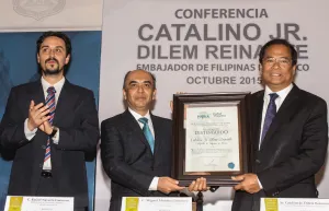 Entrega ayuntamiento reconocimiento a embajador de Filipinas en México