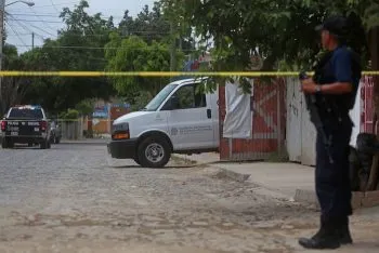 Localizan 70 bolsas con restos humanos en fosa de Tonalá