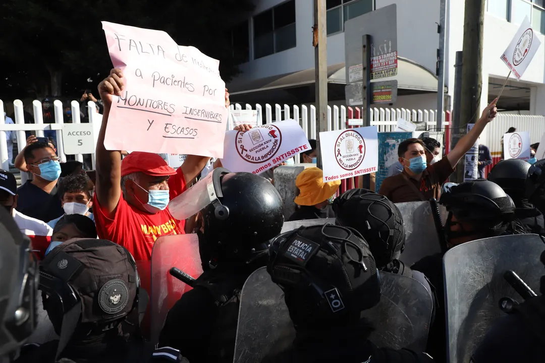 Se manifiestan trabajadores del Issste en Puebla y amagan con estallar huelga; los granaderos los dispersan