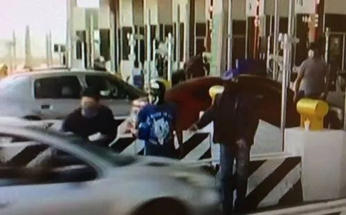 Encapuchados toman caseta de Tlalpan; piden “cuota” a conductores