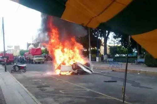 Vecinos queman camioneta del edil en Tianguismanalco