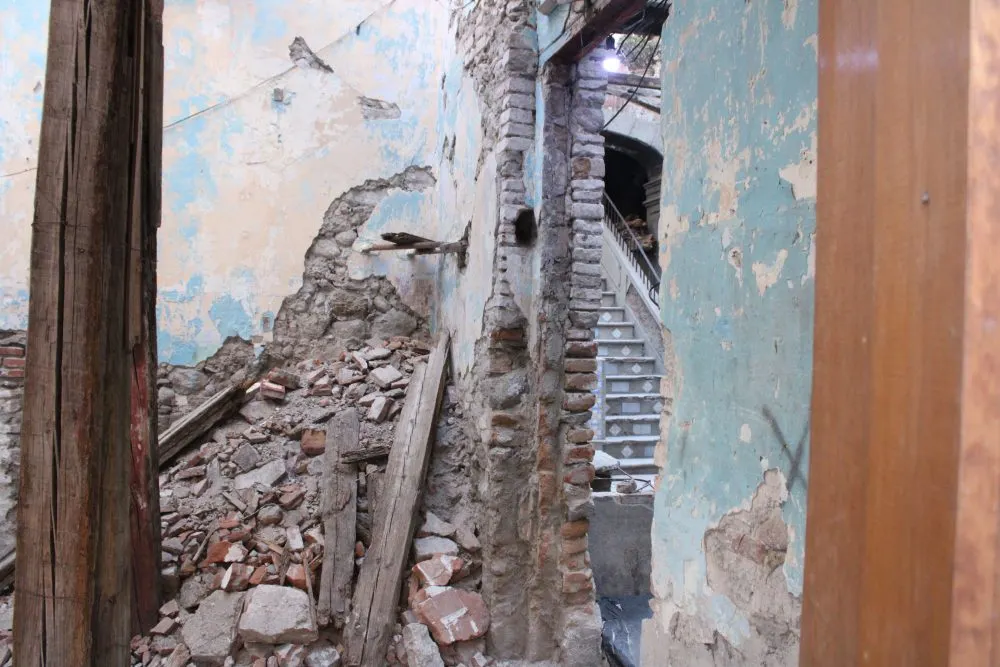 Una persona resultó lesionada por la caída de una losa en una casona del Centro Histórico/ Agencia EsImagen
