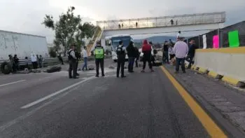 Habitantes de Tlahuapan cierran la autopista México-Puebla en viernes y causan caos