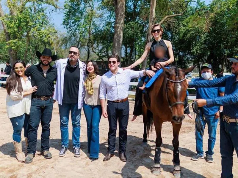 Samuel García lleva a equinoterapia a niños del DIF