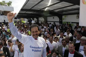 Esparza ofrece acompañamiento estudiantil y proceso austero en la BUAP