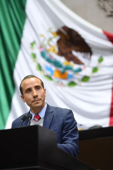 Lamenta Riestra que AMLO corrija votaciones de Morena en el Congreso