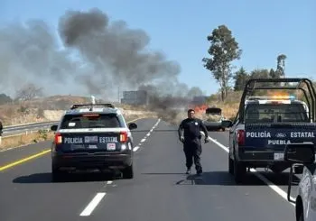 Vehículo en el que viajaba una familia ardió en llamas en la autopista Atlixco-Puebla