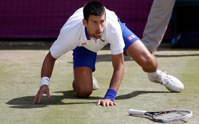 Djokovic descarga su furia; rompe sus raquetas