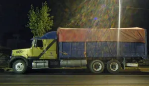 Detienen camión con aproximadamente cuatro mil 400 litros de combustible.