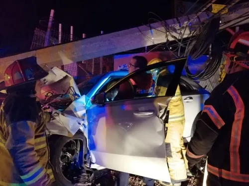 Queda prensado al chocar camioneta Mercedes-Benz en la Atlixcáyotl