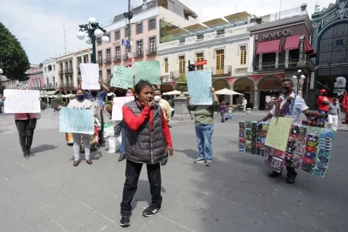 Ambulantes piden apoyos al municipio y regresar a trabajar al Centro Histórico