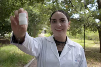 Estudiante de Ciencias Químicas de la BUAP desarrolla protector solar en nanopolvo para pieles sensibles