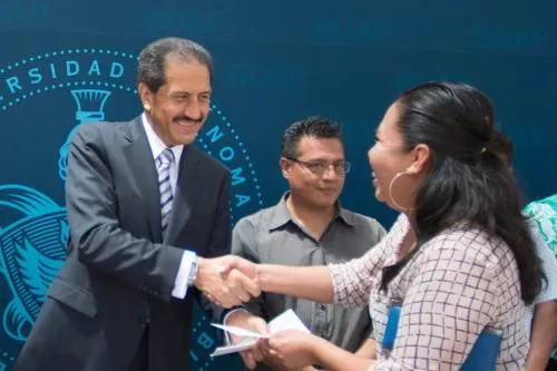 Rector de la BUAP entrega premios a ganadores de la rifa del Día del Trabajador universitario