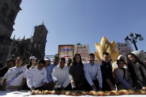 Ocho mil poblanos disfrutan de rosca de reyes en zócalo capitalino
