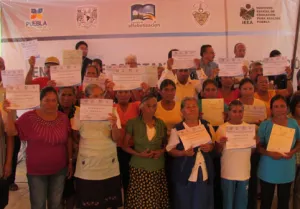 SEP entrega constancias de alfabetización en Huatlatlauca