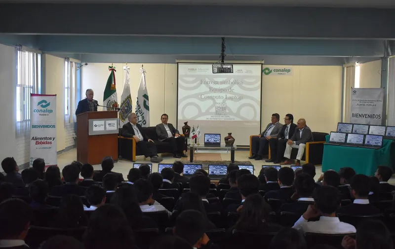 conalep-donacion-150-laptops-inegi