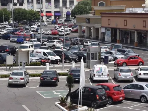 Senador propone cobrar estacionamiento por minuto y no por hora