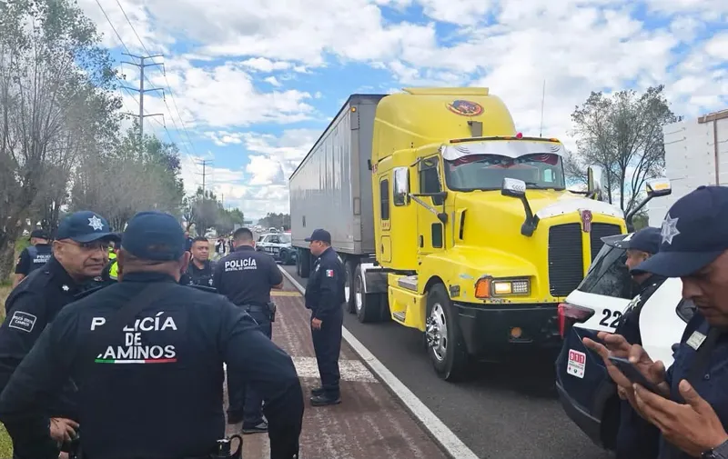 FGE investiga a dos detenidos por robo de vehículo de carga en la México-Puebla