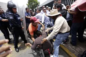 En operativo, desalojan a comerciantes del área de Finanzas