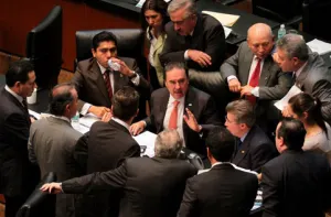 Pémex y CFE dejan de ser paraestatales con aval del Senado