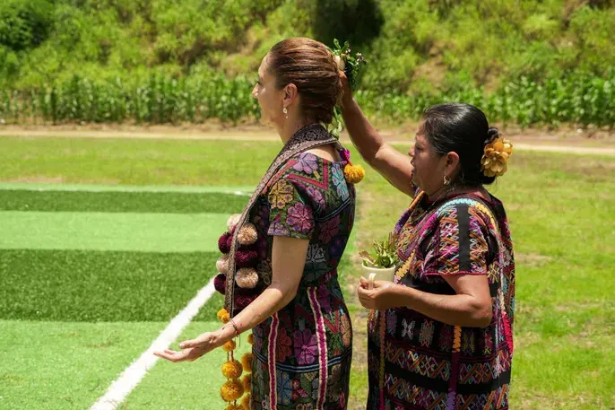 Entrega Claudia Sheinbaum "Créditos a la Palabra" a mujeres artesanas de Amuzgo