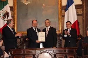Presidente francés recibe llave de la ciudad de México