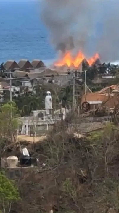 Incendio alcanza al menos 10 negocios de Zipolite, Oaxaca
