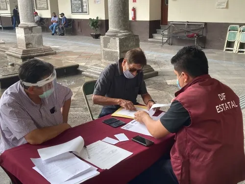 Reciben empacadores de la tercera edad paquetes alimentarios del SEDIF