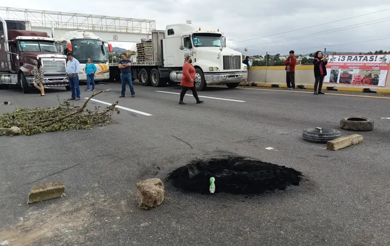 Bloquean ejidatarios la autopista México-Puebla