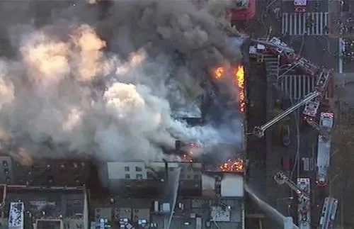 Video: Incendio destruye piso superior de un edificio en Manhattan