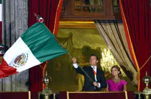 Peña Nieto encabeza Grito de Independencia en Palacio Nacional
