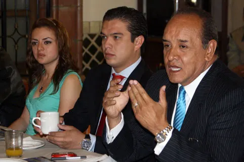 Alcalá teme debatir por sus excesos: Víctor Hugo Islas