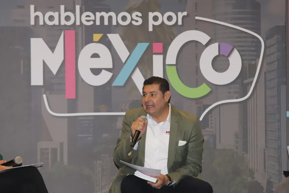 Entrega de tinacos azules muestra hipocresía política del PAN, dice Alejandro Armenta