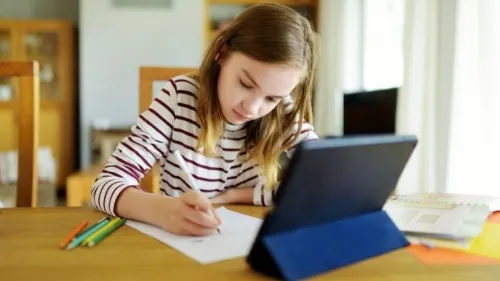 ¿Cómo puedo seguir en línea las clases de primaria y secundaria de la SEP?