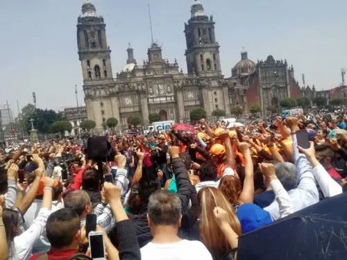 En silencio y con el puño en alto recuerdan 19S en el Zócalo