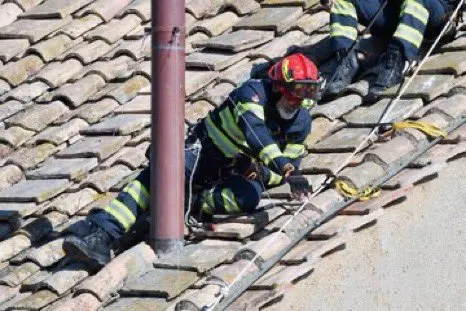 Instalan la chimenea del cónclave en la Capilla Sixtina para elegir al sucesor del papa Francisco