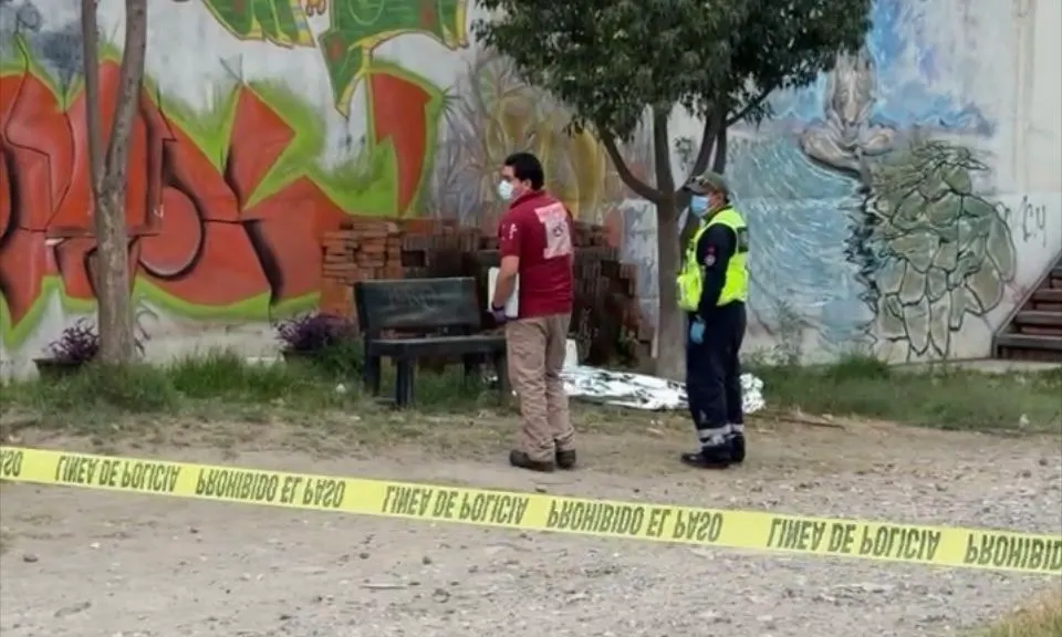 Hallan sin vida a hombre de aproximadamente 70 años en vía pública de Cuautlancingo; descartan huellas de violencia