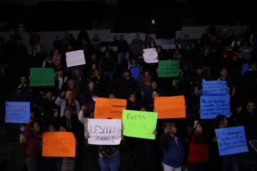 Mediante consignas, sindicalizados del Ayuntamiento exigen destitución de Gonzalo Juárez