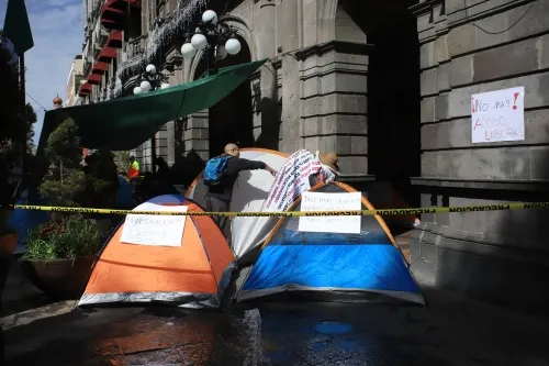 Paristas frente el Ayuntamiento de Puebla se niegan a retirarse pese al Covid-19