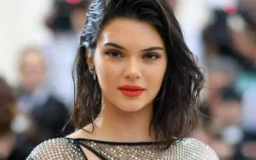 Sorprenden a Kendall Jenner en la cama usando una diminuta tanga (VIDEO)