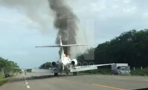 Avioneta cae en plena carretera de Quintana Roo
